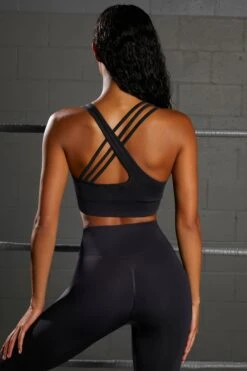 Emerge Cross Strap Seamless Plunge Sports Bra In Black -Core Fit Shop bt0371 5 emerge black strap detail plunge sports bra